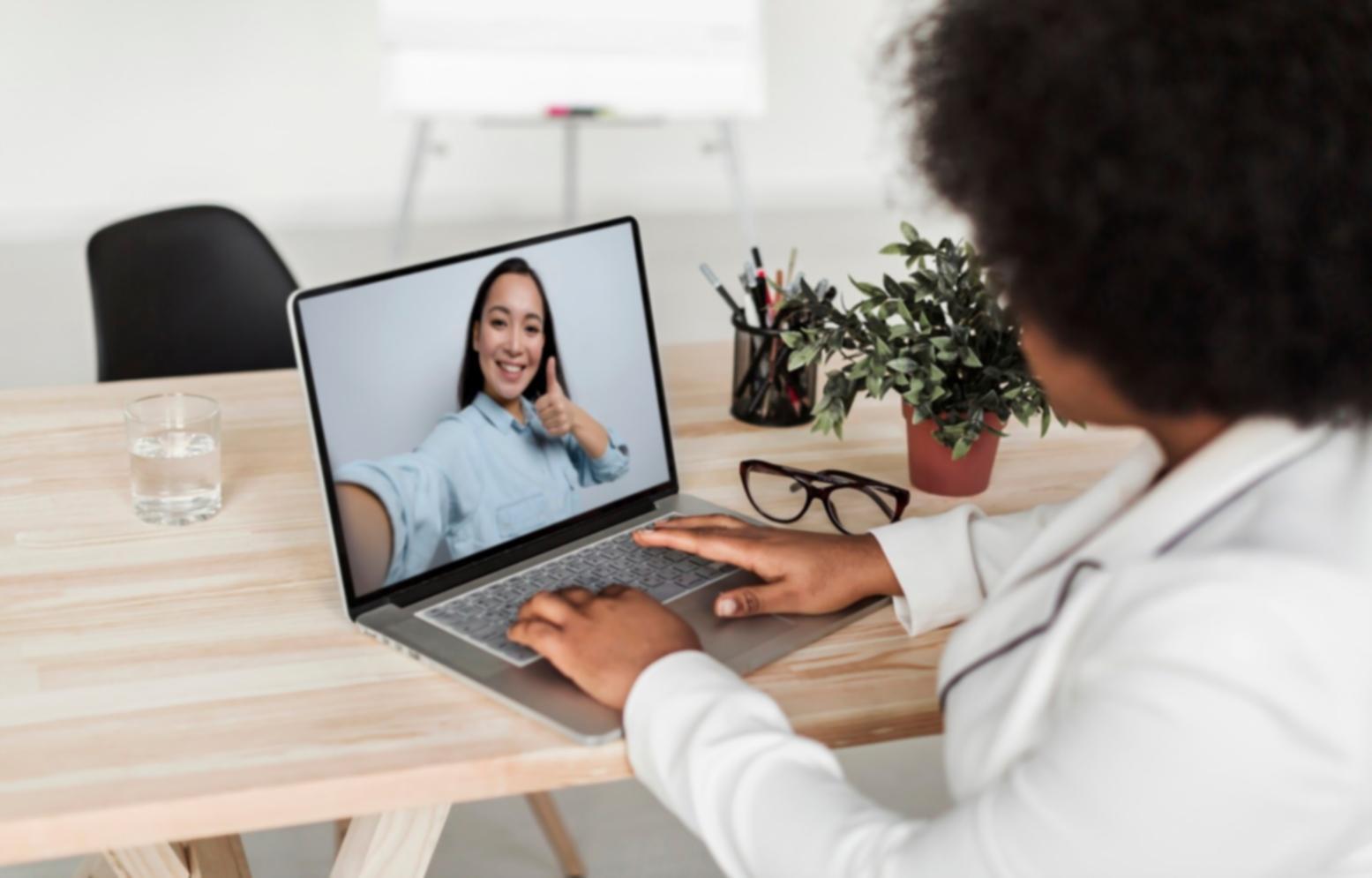 Análisis detallado de indicadores financieros en reunión estratégica