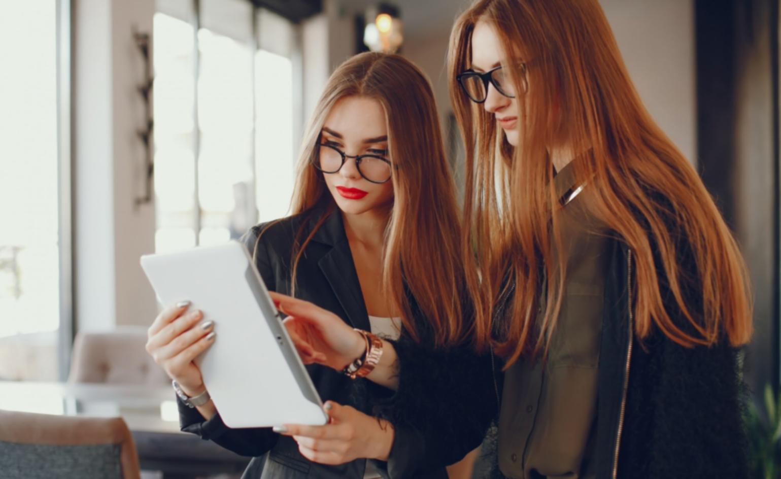 Empresario revisando proyecciones financieras en documentos estratégicos