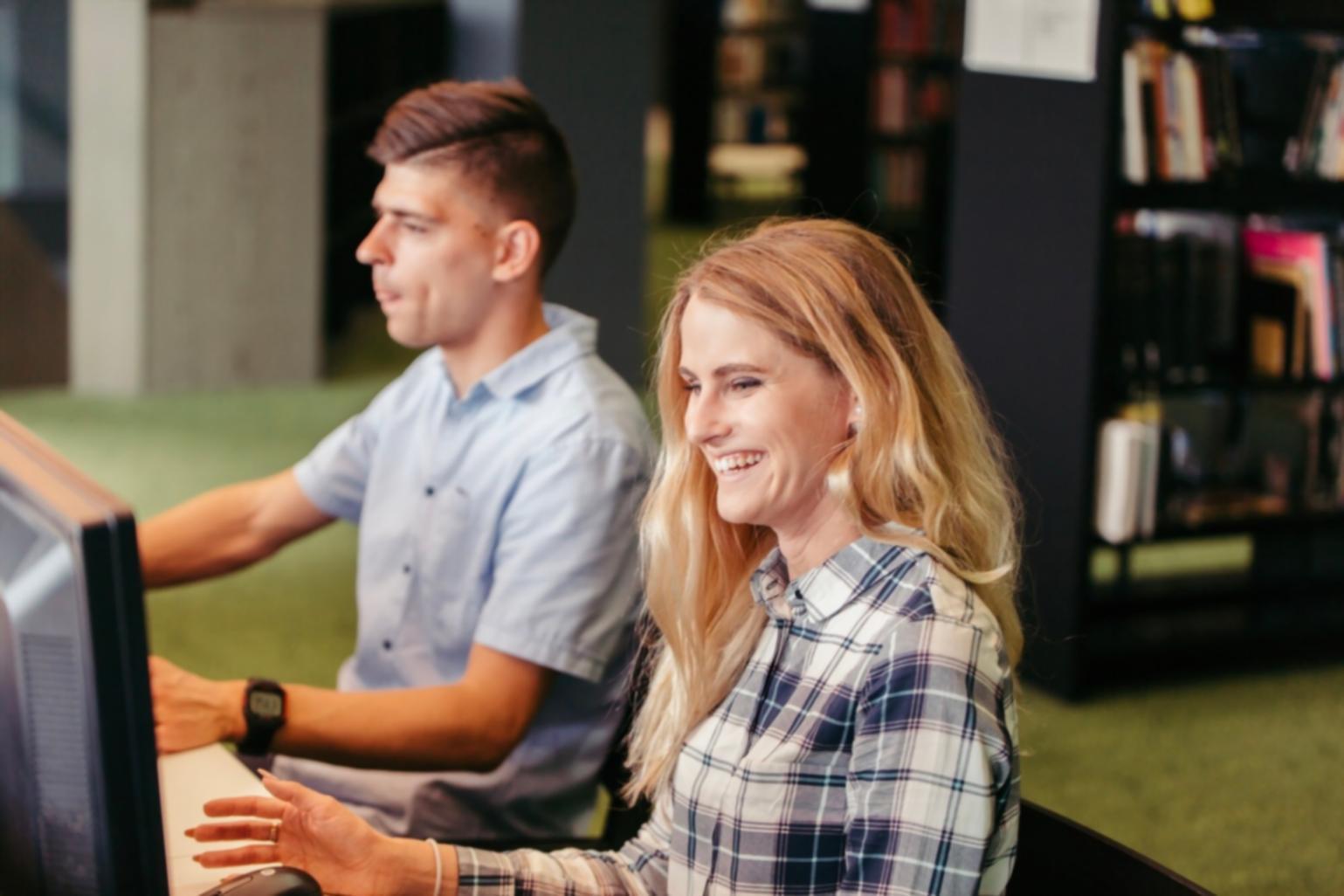 Equipo de peralyxento trabajando en análisis financiero