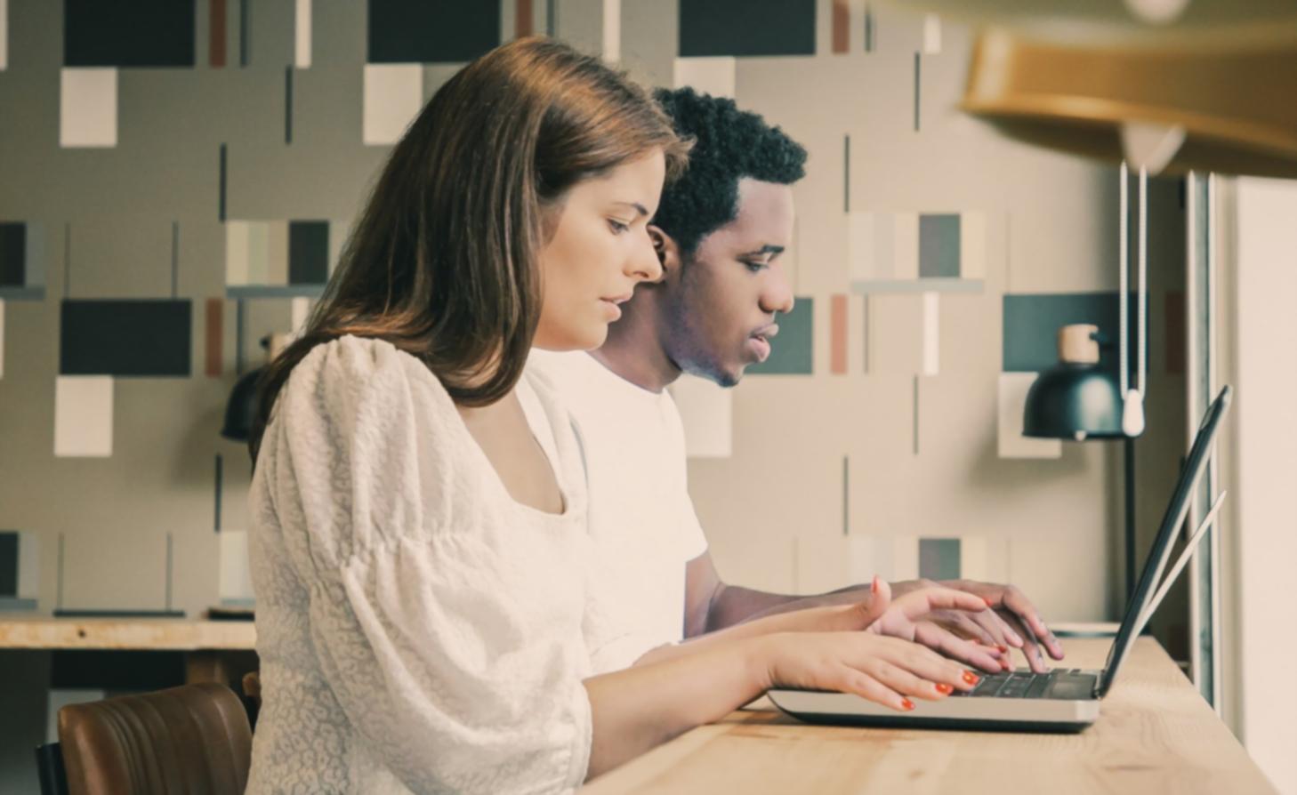 Equipo empresarial analizando estrategias de crecimiento financiero